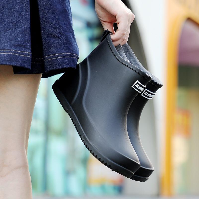 Women's Short Rain Shoes Simple and Fashionable Rain Boots Women's Round Head Outdoor Wading Shoes Non-slip Versatile Rubber Shoes Warm Short Boots