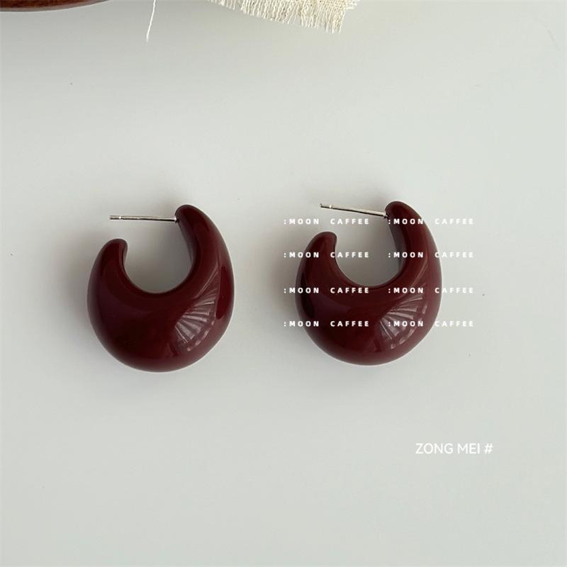 "Hong Kong Retro Metal Drip Oil Earrings: Fashionable, Trendy, Versatile Women's Studs".