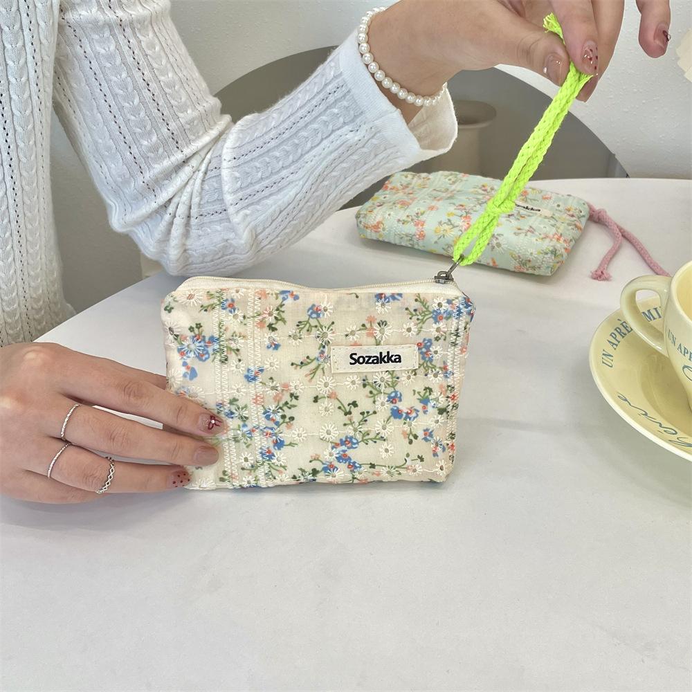 410111 small cosmetic bag, fresh and small floral portable makeup storage bag, clutch bag, zipper lipstick storage.