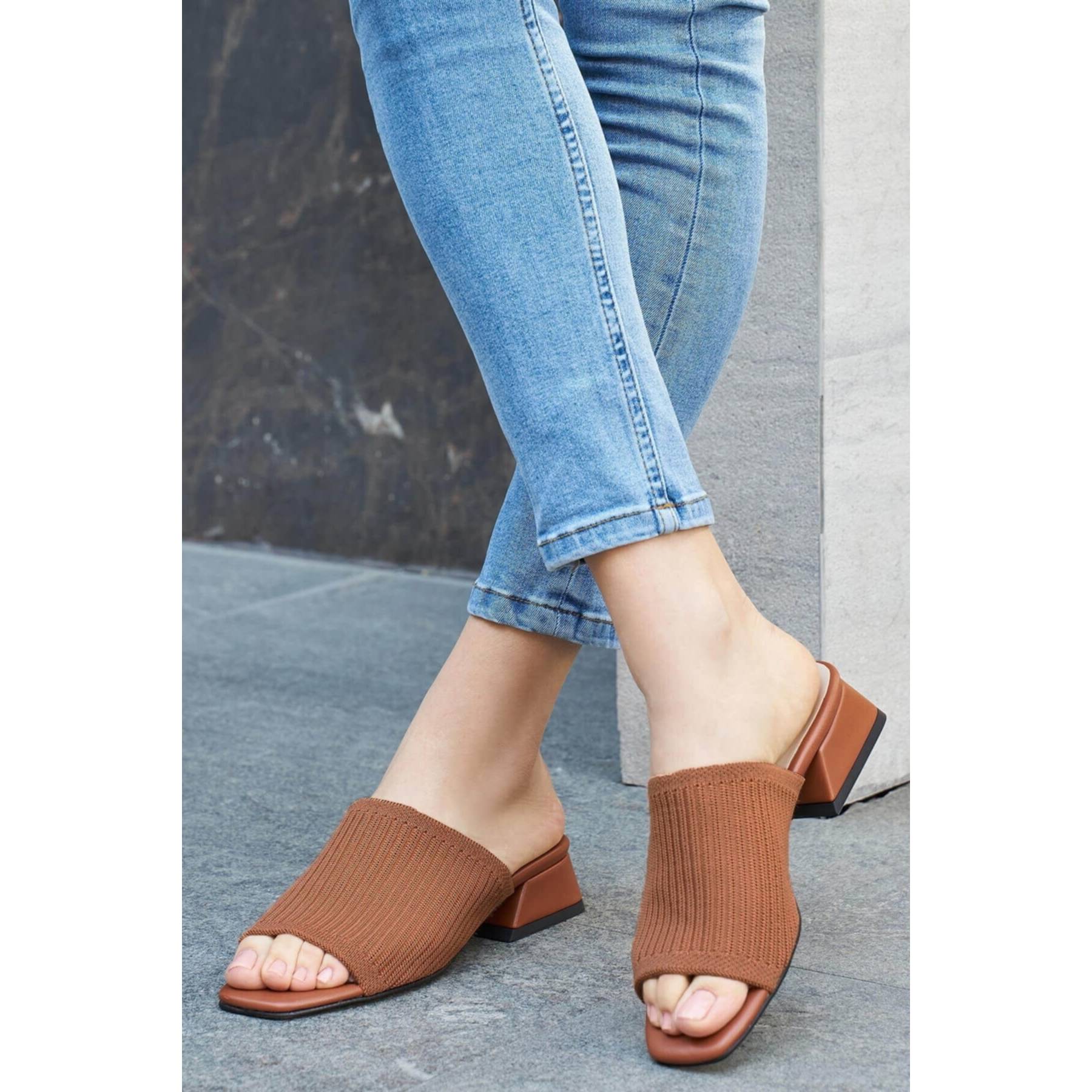 

Женские стильные коричневые трикотажные тапочки