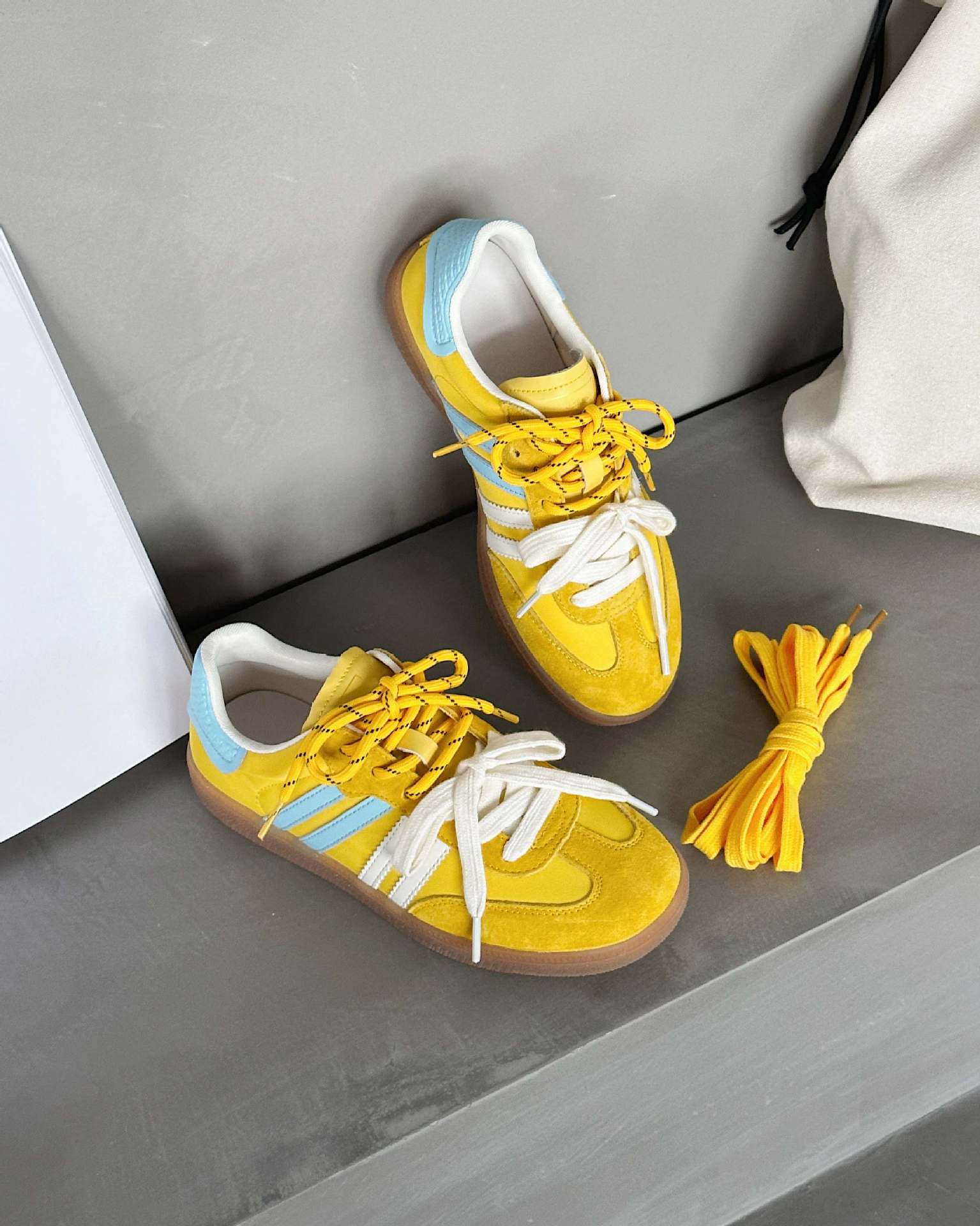 

Flat-bottomed retro women s spring and summer versatile fashion lace-up white shoes soft-soled sports and leisure shoes 40 жовтий