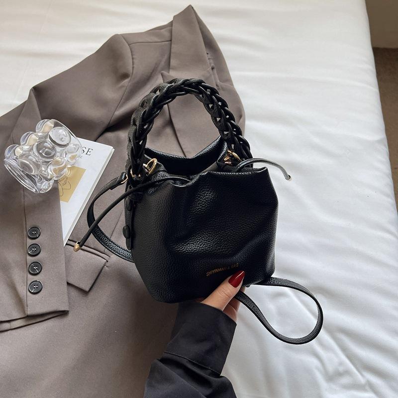 2025 new foreign style bucket bag texture shoulder messenger bag commuter casual Korean version high value niche bag women