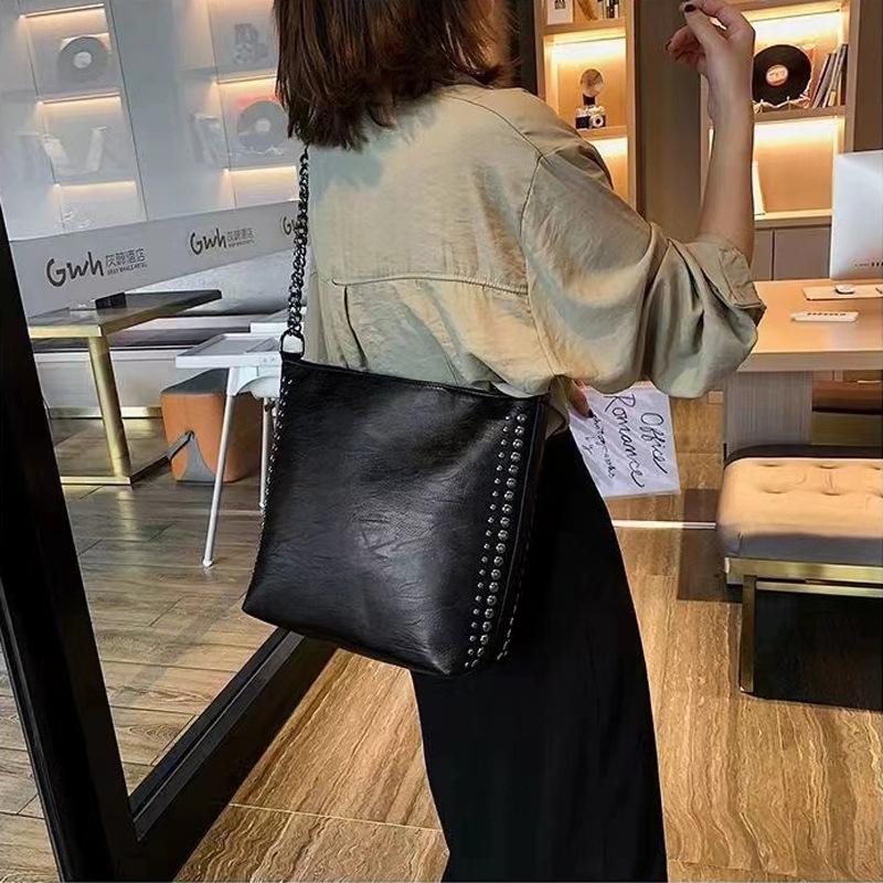 Korean Version Of The New Trend Rivet Shoulder Bucket Bag Fashion Casual Large Capacity Messenger Women'S Bag Bag