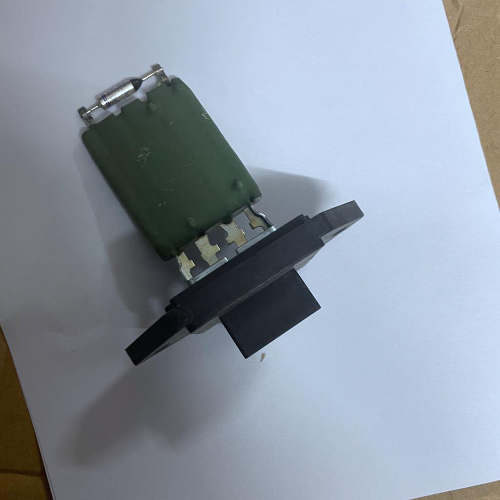 Sinotruk Steyr D7B M5G Heater Fan Resistor for Air Conditioner