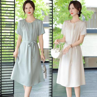 Robe d'été élégante pour femmes d'âge moyen - Manches courtes, jupe longueur genou, style haut de gamme