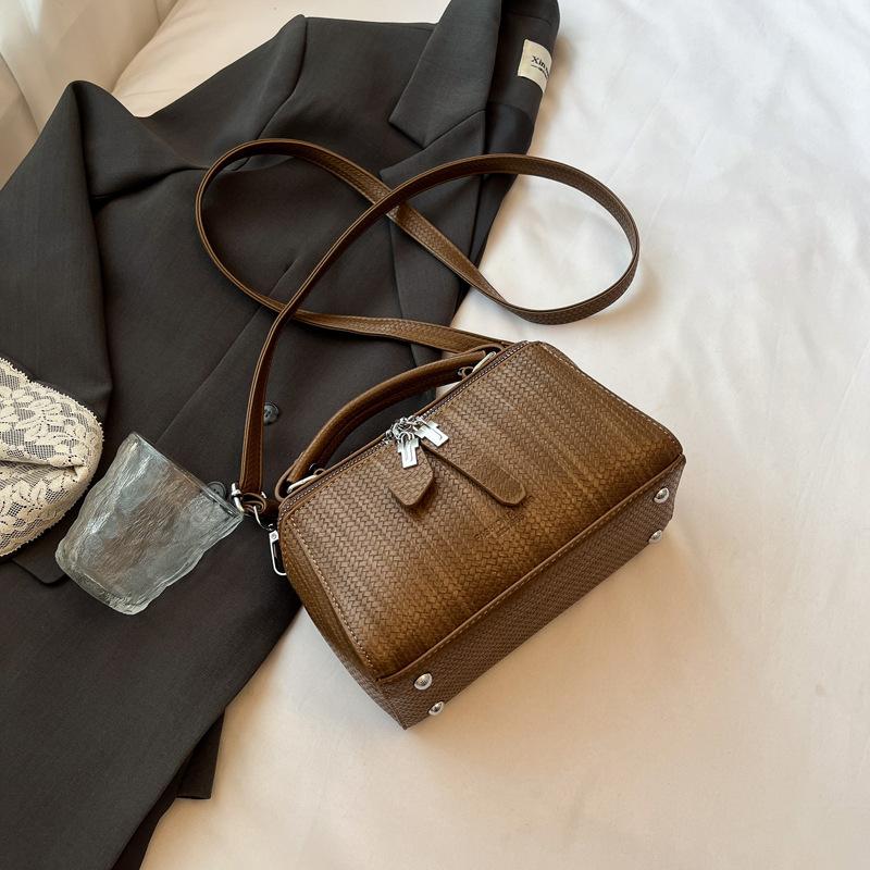 High-end Niche Bag Women's Autumn and Winter Retro New Fashion Messenger Bag Portable Pillow Bag