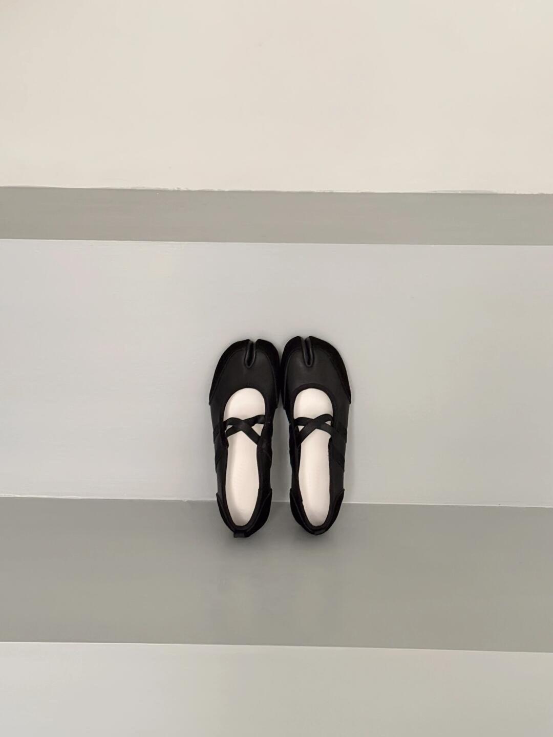 

French cross-toed pig s trotters women s 2025 spring new leather flat-soled ballet shoes Mary Jane single shoes women 35