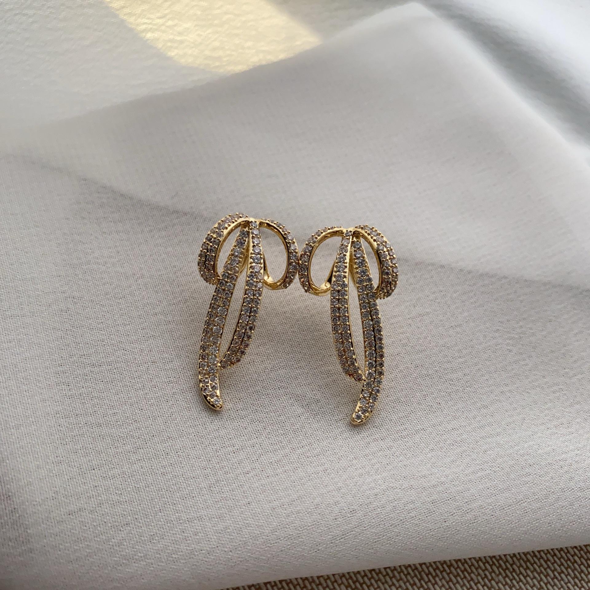 

Легкие роскошные серьги с бриллиантами в стиле французского ретро с бантом, темпераментные универсальные модные серьги для поездок на работу и обратно