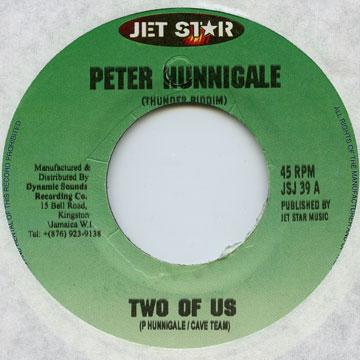 

7-дюймовая пластинка ПИТЕР ХАННИГАЛ - Двое из нас JSJ39 Jet Star 2001 Ямайка Регги, Ска и Даб