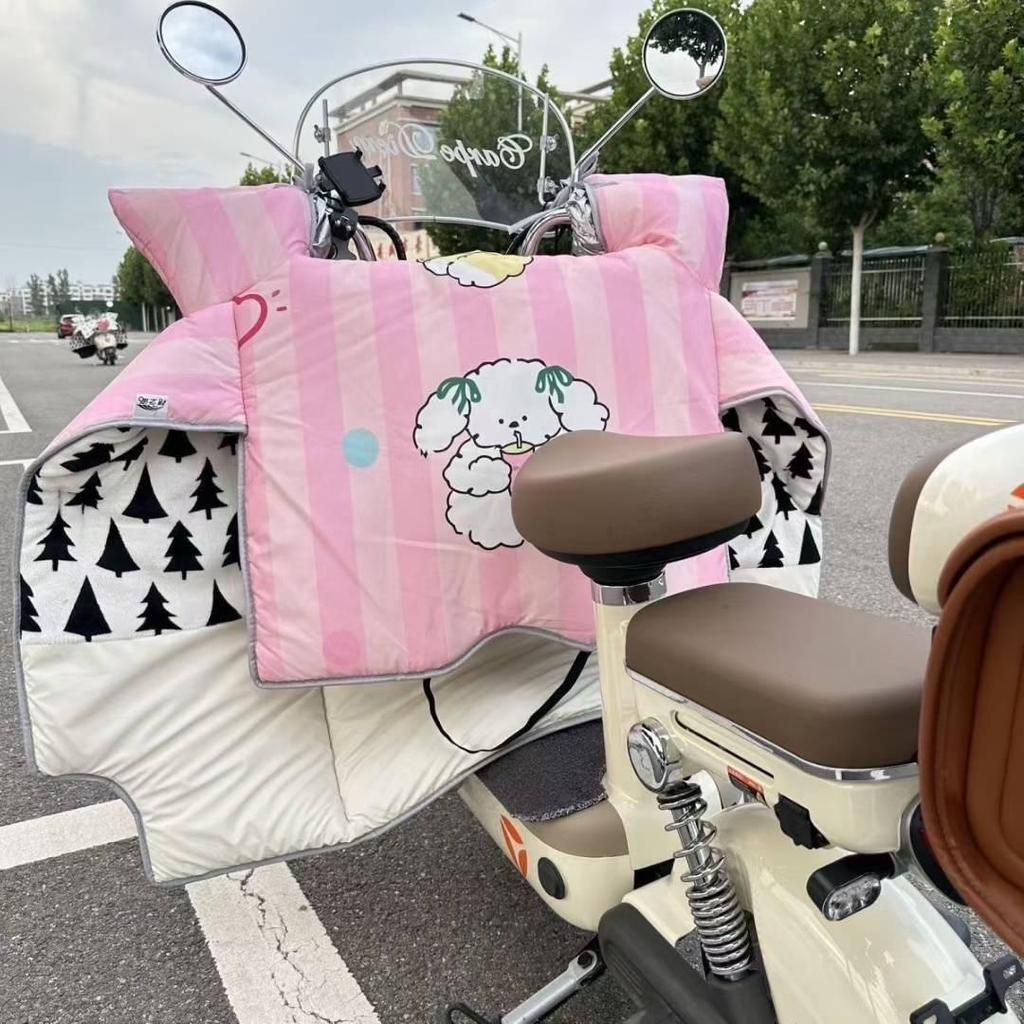 Electric Vehicle Winter Windshield: Flannel Cartoon Style, Fleece-Lined, Thickened, Enlarged for Maximum Warmth (2025 Model)