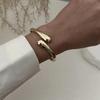 Vintage Hip Hop Metall Glatt Unregelmäßig Federarmband für Damen Übertrieben Geometrisch Klobig Breit Manschettenarmreif Punk Schmuck Geschenk