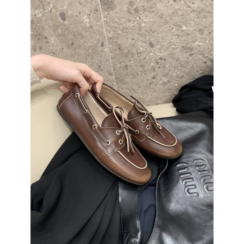 

! Туфли старые, грязные, ретро маленькие кожаные туфли на шнуровке с мягкой подошвой 38