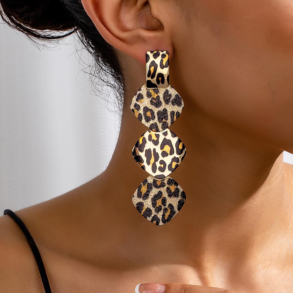 

Модные серьги с длинными кисточками и леопардовым принтом