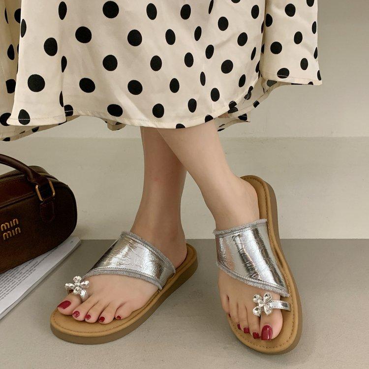 

Soft-soled slippers women s summer wear 2025 new French Internet celebrity popular rhinestone cover toe flat-bottomed beach cool slippers 40 серебряный