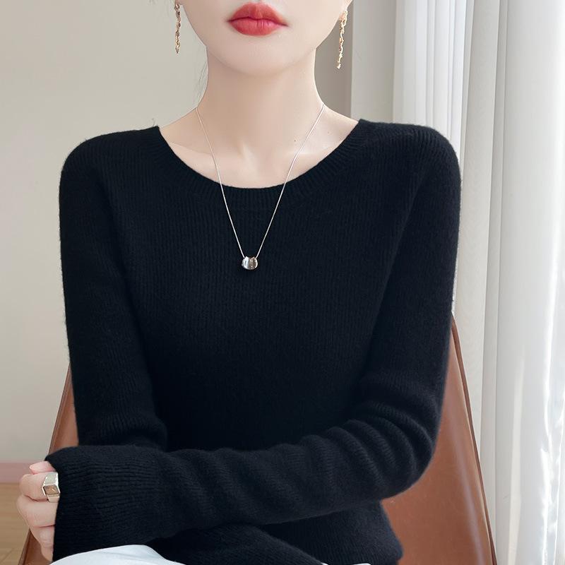 A New Slimming and Form-fitting Knitted Sweater for Autumn and Winter A Solid Color Round-neck Base Layer with A Sweater As An Inner Layer