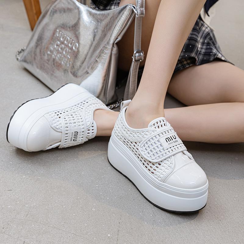

Thick-soled hollowed-out woven women s biscuit shoes, new breathable solid color simple Velcro shoes in summer 2025 33