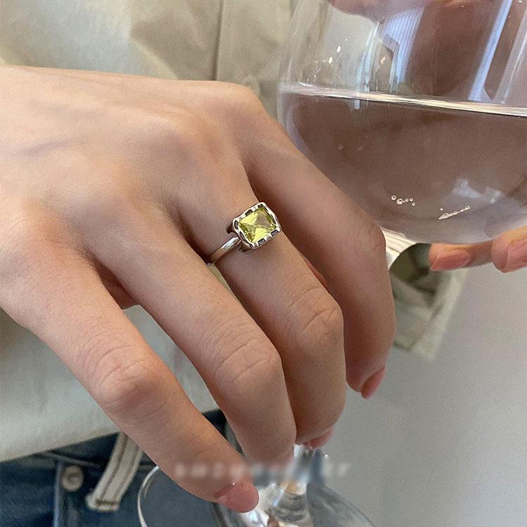 

Комплект колец с квадратным бриллиантом в виде зеленого винограда из Кореи: Роскошное двухкомпонентное кольцо с открытым указательным пальцем и выразительным камнем