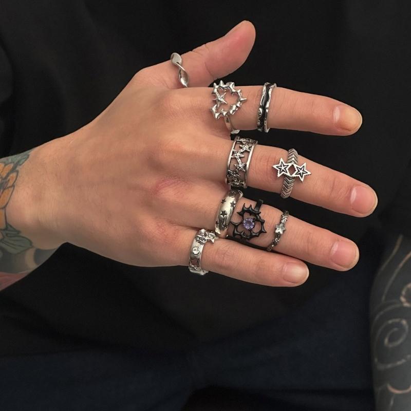 Set di 9 anelli gotici argentati per donna uomo accessori punk grunge con spine con teschi, cuori, serpenti e rane