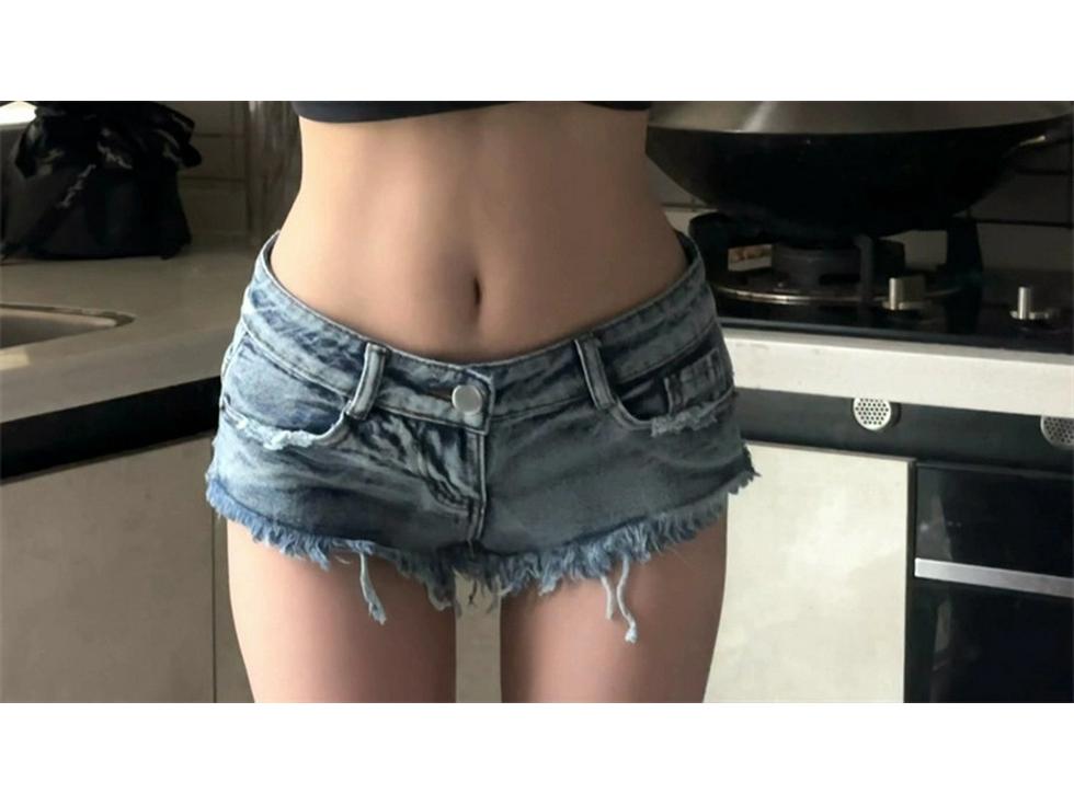 Shorts in Denim Tagliati a Vita Bassa Millennial Blue da Donna