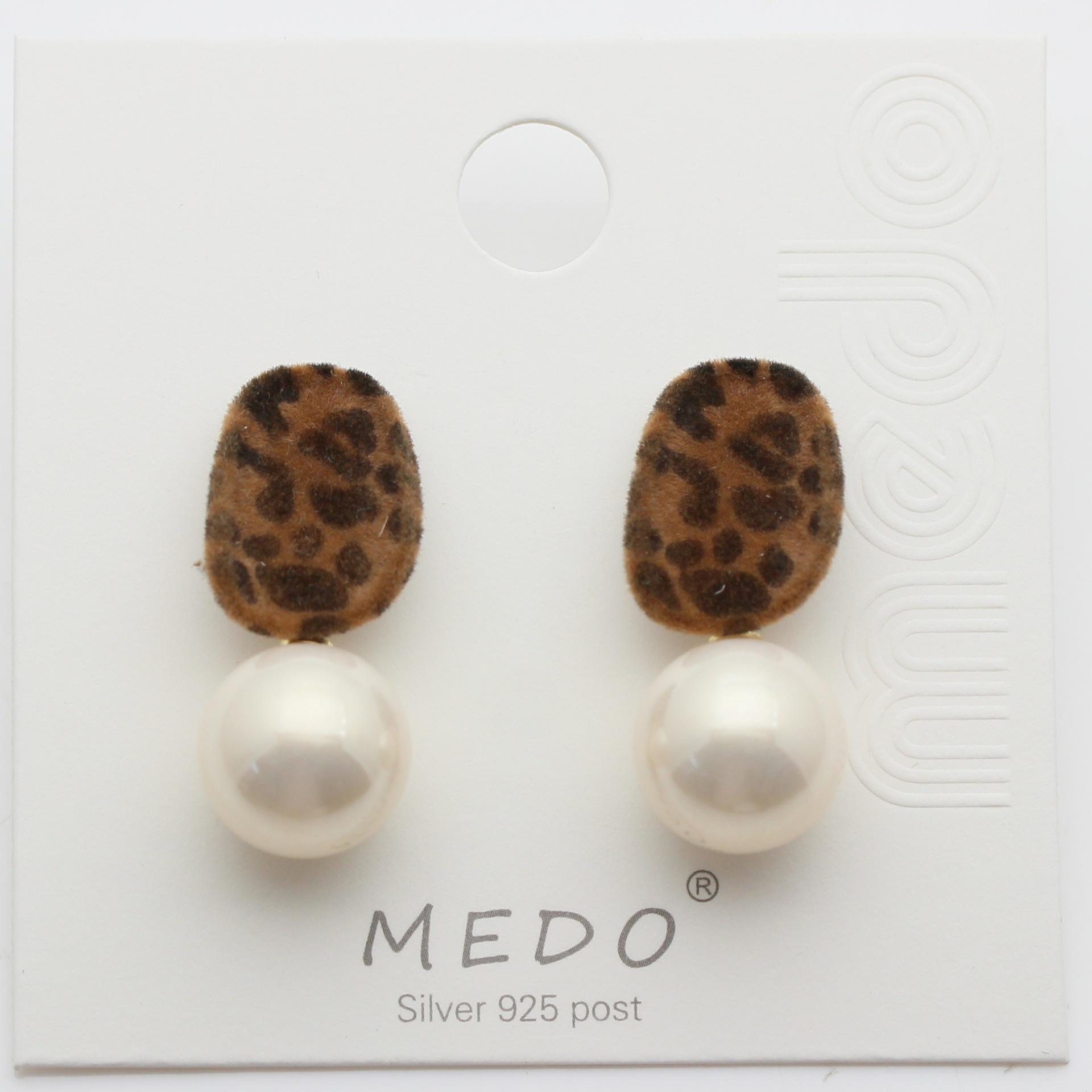 

Retro Silver Needle Stud Earrings: Exaggerated Leopard Print with Pearl, European & American Hong Kong Style, Light Luxury Flocked Design
