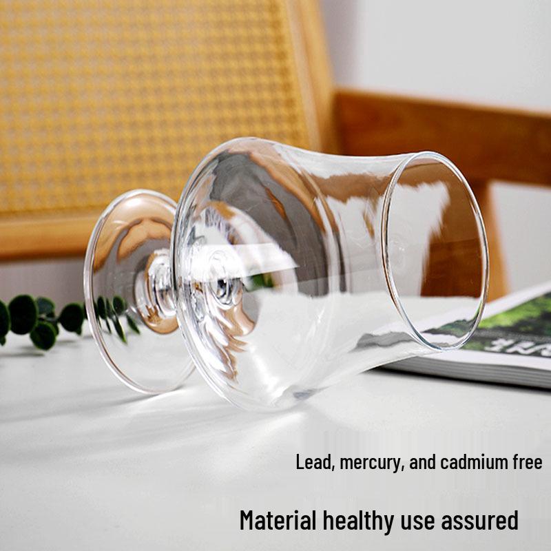 Pahar de vin roșu cireș de Ziua Îndrăgostiților cu cupă de desert cu mousse de căpșuni