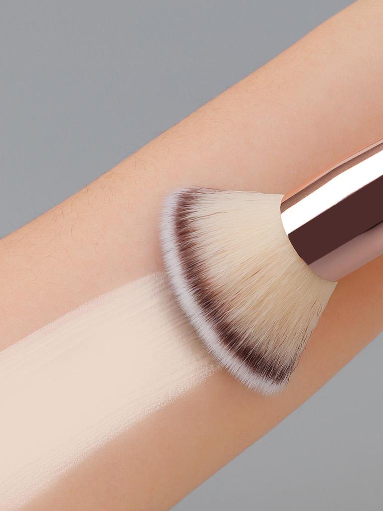 6-delat dubbelsidigt sminkborstset: Foundation-, rouge-, ögonskuggs- och konturborstar med trefärgade borststrån.