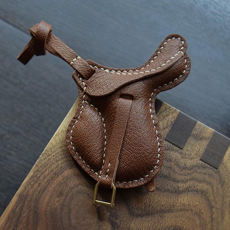 

Британское седло, подвеска для сумки из кожи ручной работы, подвеска для зеркала заднего вида, подарочный брелок в стиле минимализма премиум-класса.