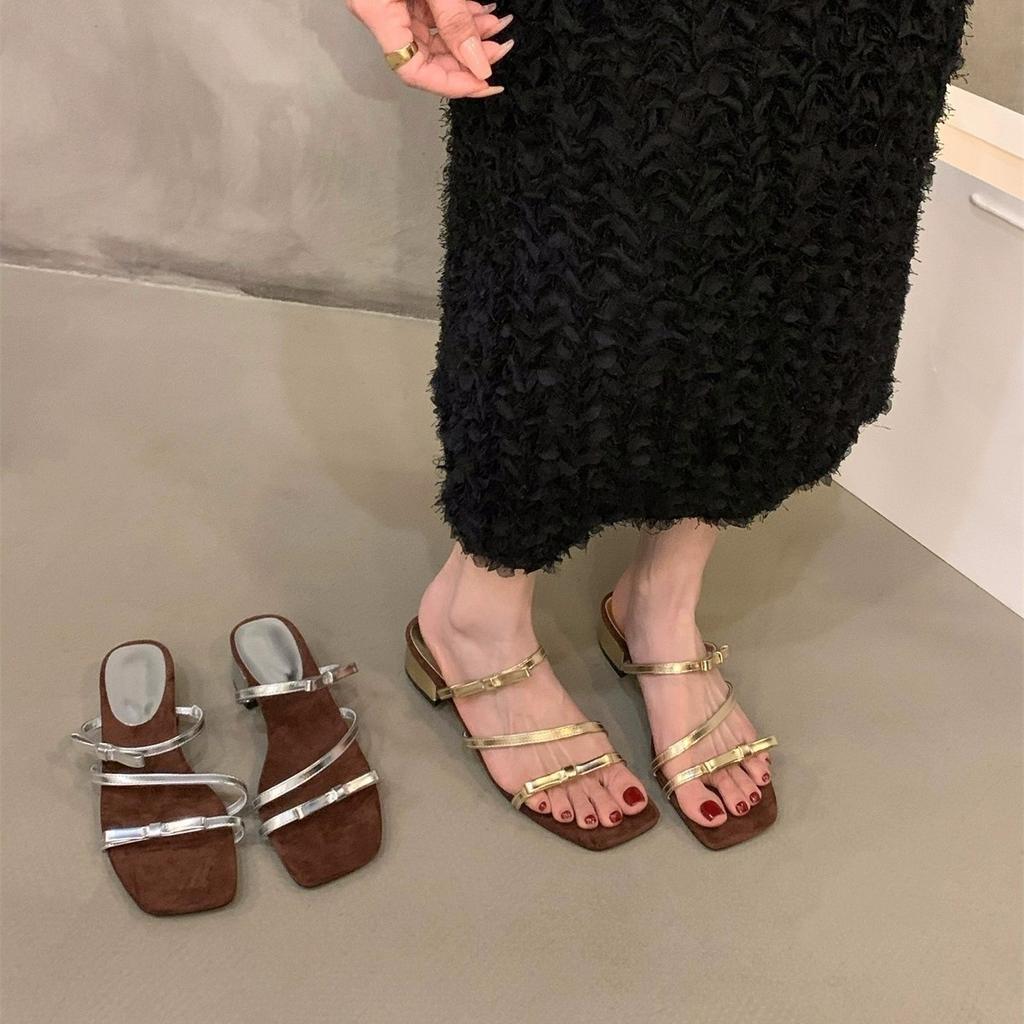 Französische kleine Sandalen dicker Absatz Temperament silberne Pantoletten Feenschuhe Oberbekleidung 2025 Sommer mit Rock Riemchensandalen