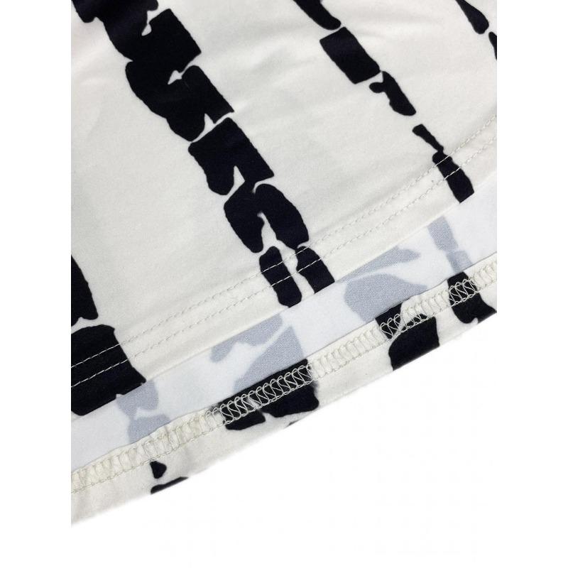 Ein sexy bedrucktes Neckholder-Kleid für Damen Ein gerafftes Kleid im Urlaubsstil