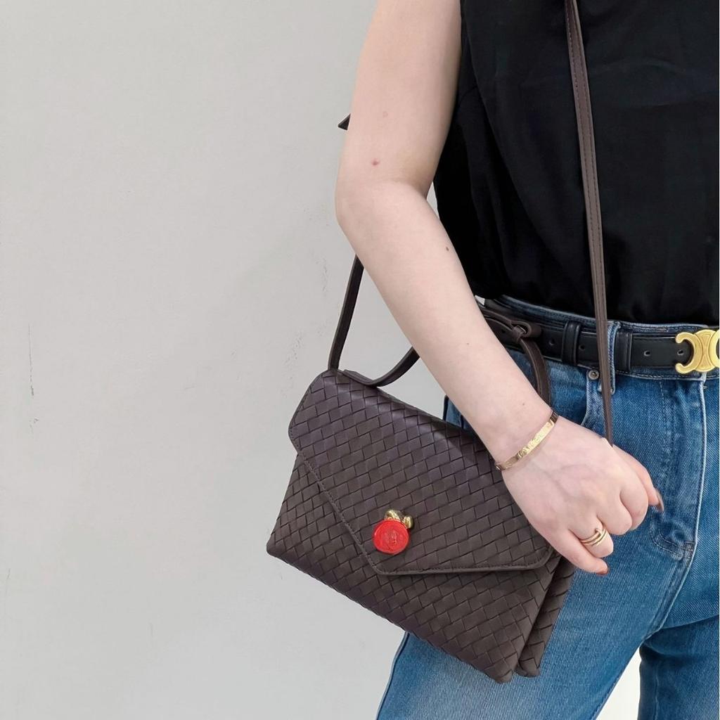Gewebte Tasche für Damen, die gleiche hochwertige leichte Luxus-Handtasche für Abendveranstaltungen großer Marken, eine Umhängetasche in Umschlagform für Damen