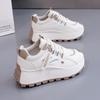 Scarpe sportive traspiranti nuove per primavera e autunno suola spessa rialzo casual scarpe bianche piccole da papà