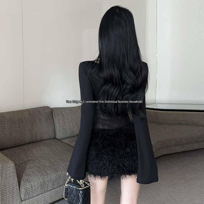 Figurbetontes Kleid – Schwarzes Modell 2024 mit eckigem Ausschnitt und Pelzbesatz für Damen