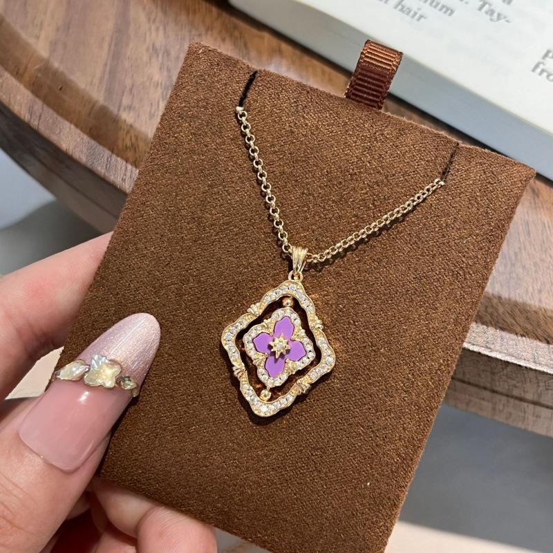 French Antique High-End Sense Versatile Rotating Double-Sided Four-Leaf Clover White Shell Necklace Light Luxury Design Court Style Collarbone Chain