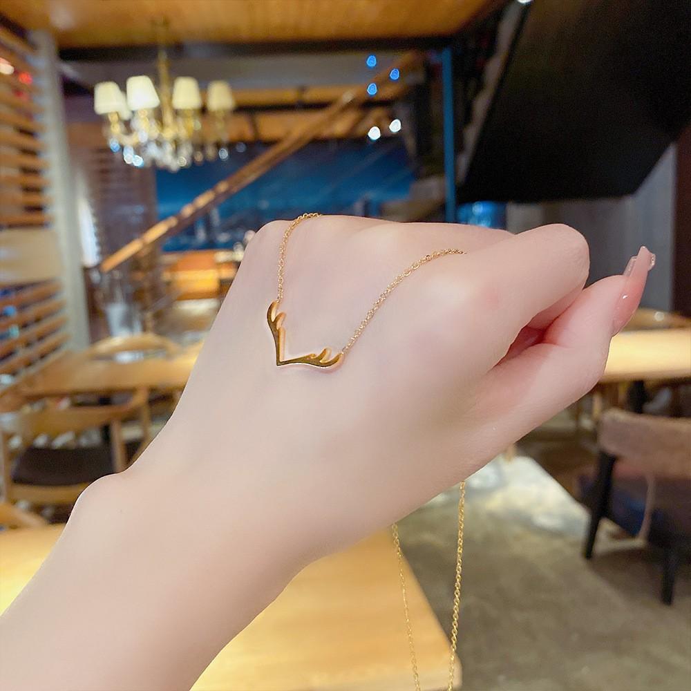 Niche design sense does not fade clavicle chain new fashion simple neck chain Japanese and Korean all-match light luxury titanium steel necklace women