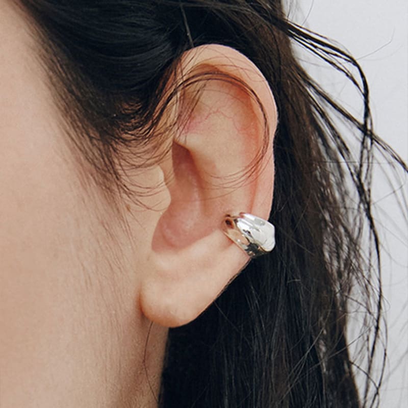 

LUMIAH QUIET UNBALANCED EARCUFF SILVER