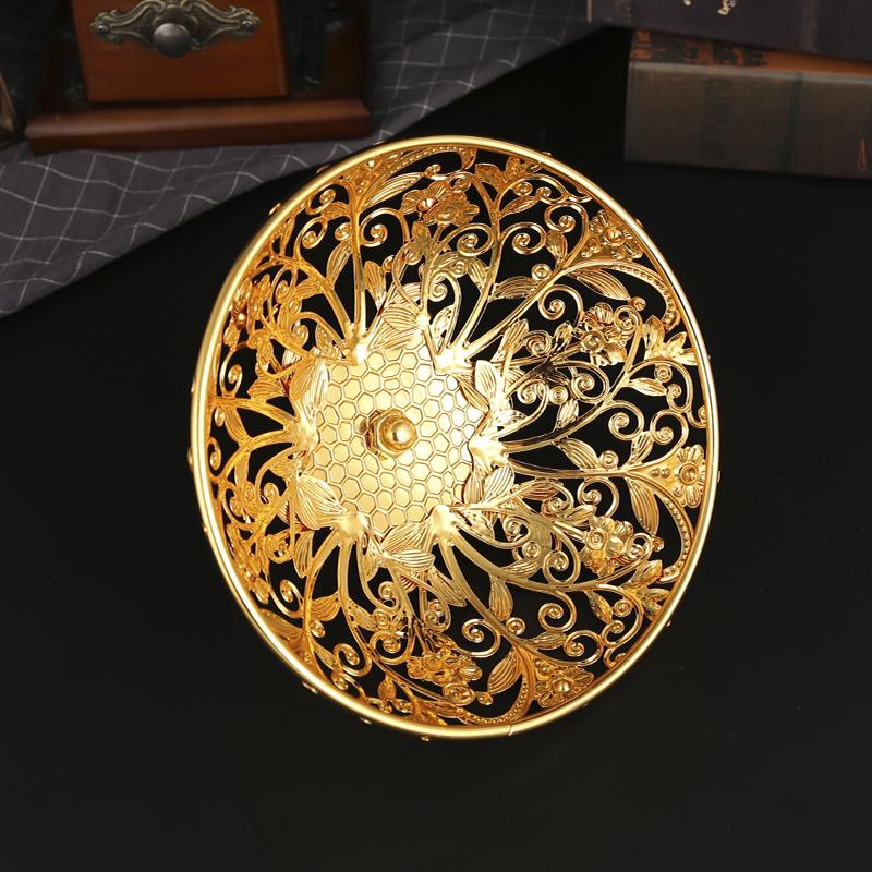 A metal fruit basket with handle, European style large food, snacks, candy storage tray, exquisite craft tableware.