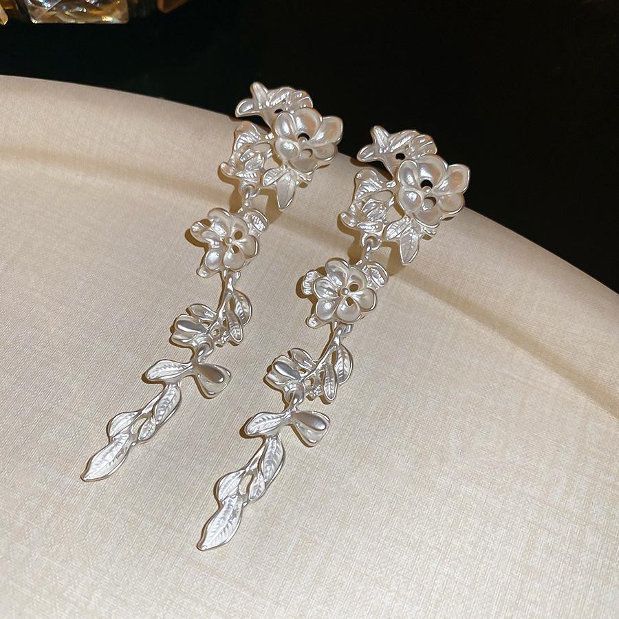 

Flowers, leaves, fringed earrings, exquisite cold wind, personalized earrings, fashionable temperament, earrings, light luxury and high-end sense
