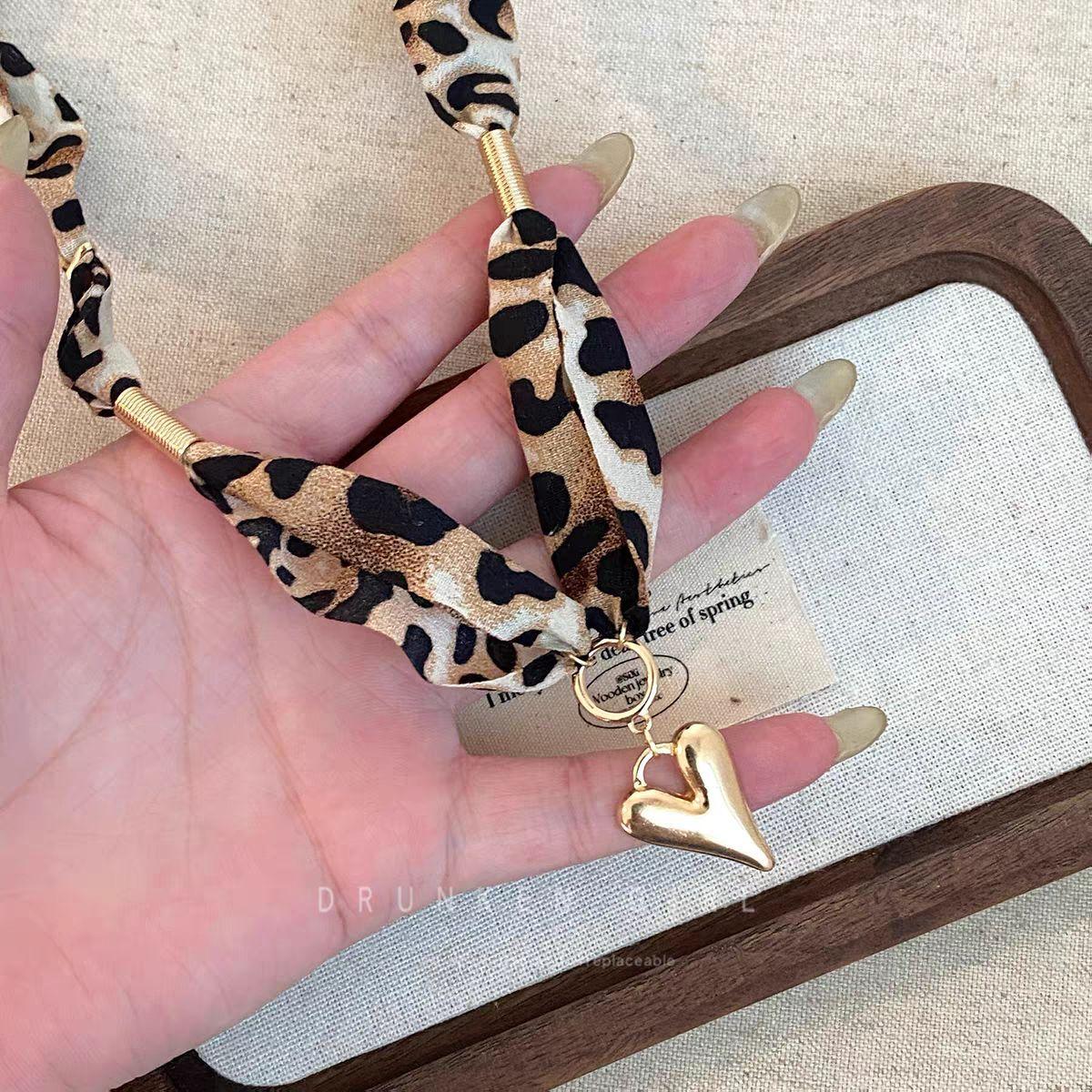 

Maillard Leopard Print Love Silk Scarf Necklace Women S High Sense Exaggerated Collarbone Chain Pure Desire Wind Sweater Chain Accessories