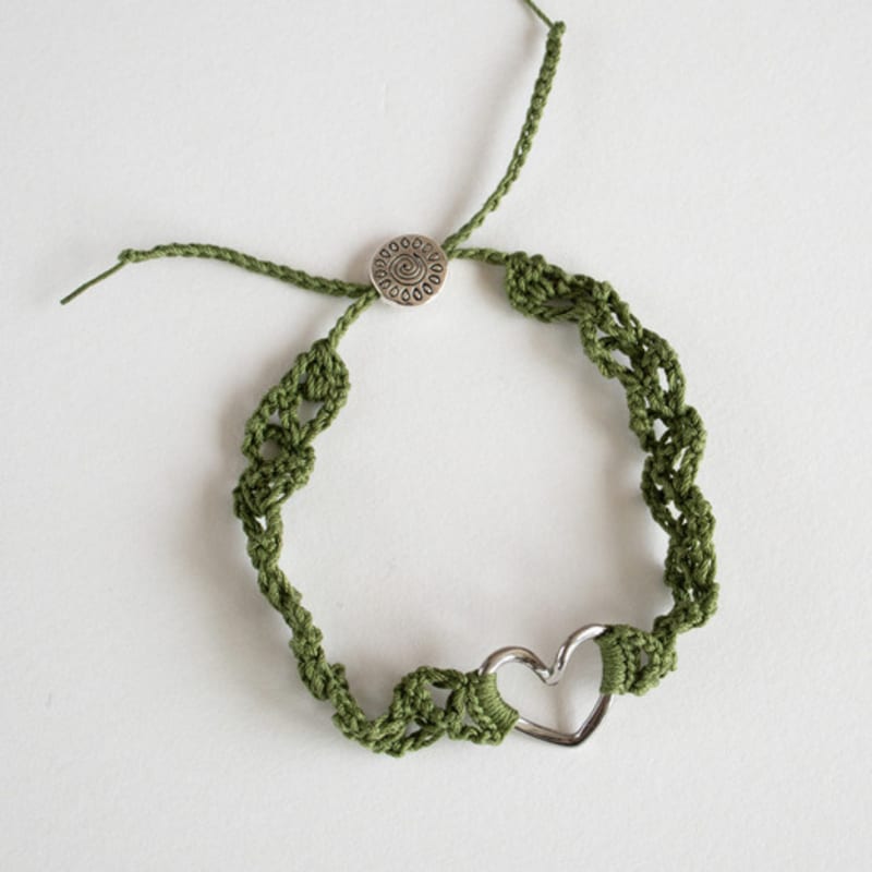 MERRYMOTIVE Line heart with olive green knit bracelet