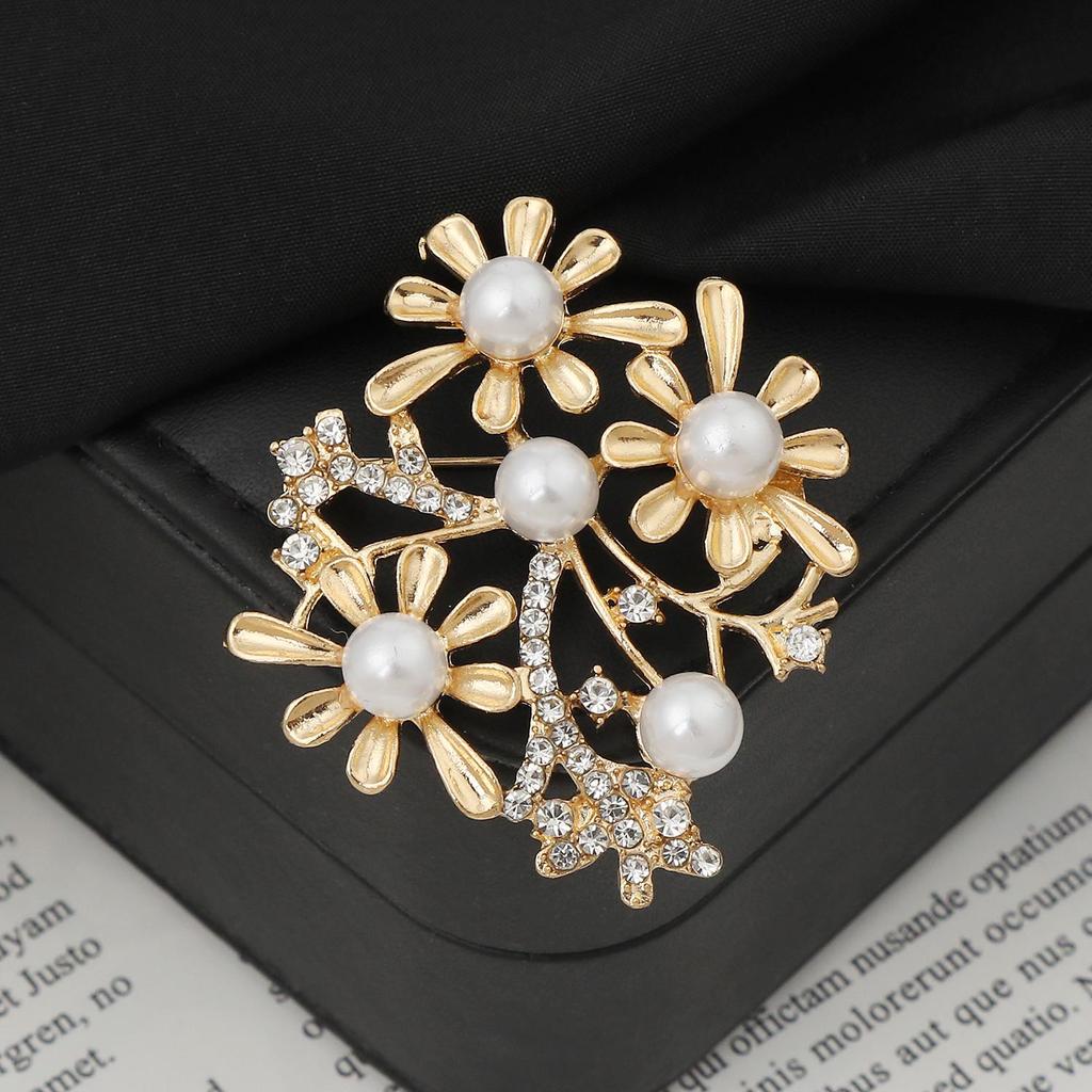 Elegant Versatile Light Luxury Corsage Brooch with Niche Design - Anti-Exposure Pin