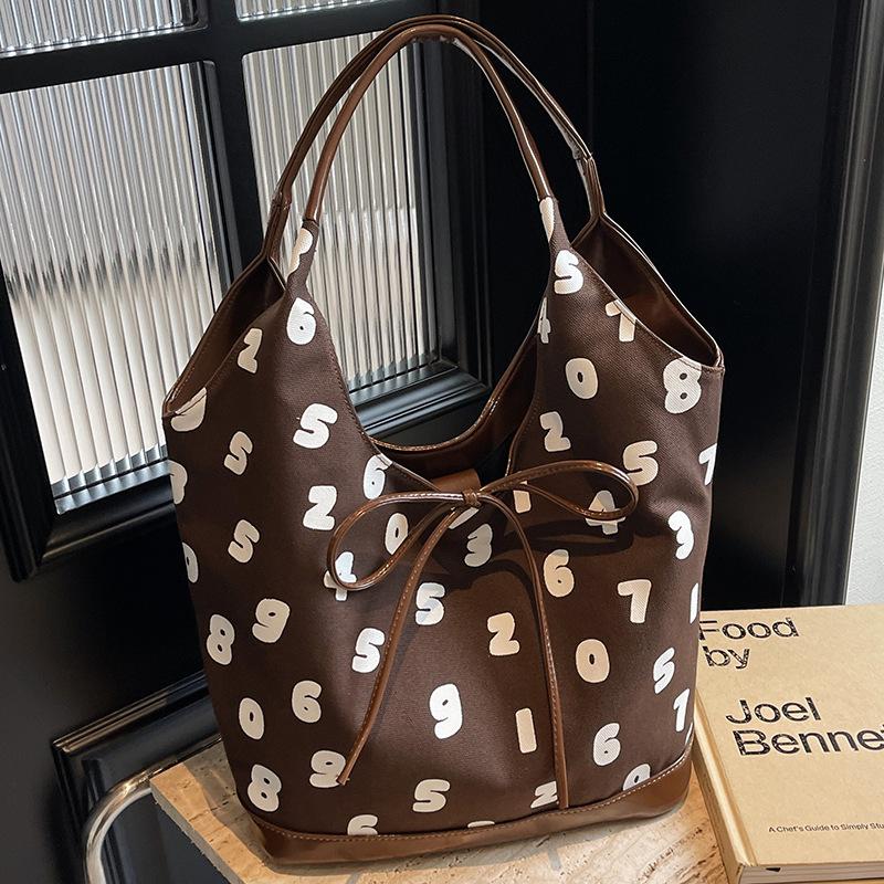 

Тримач для лука в іноземному стилі. Дуже велика жіноча сумка 2024 року, новий жіночий нішевий дизайн, універсальна повсякденна жіноча сумка через плече, під пахвами темно-коричневого кольору