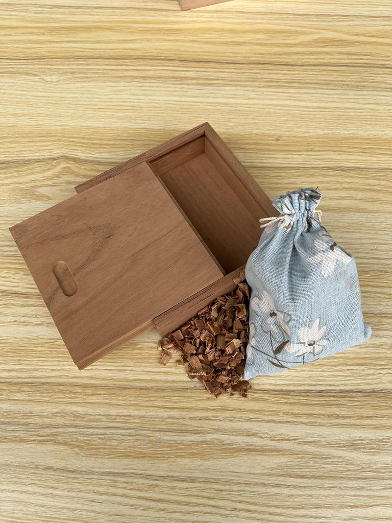 Spanish Cedar Cigar Humidor Box, 20-Cigar Capacity, Supports Various Styles and Sizes