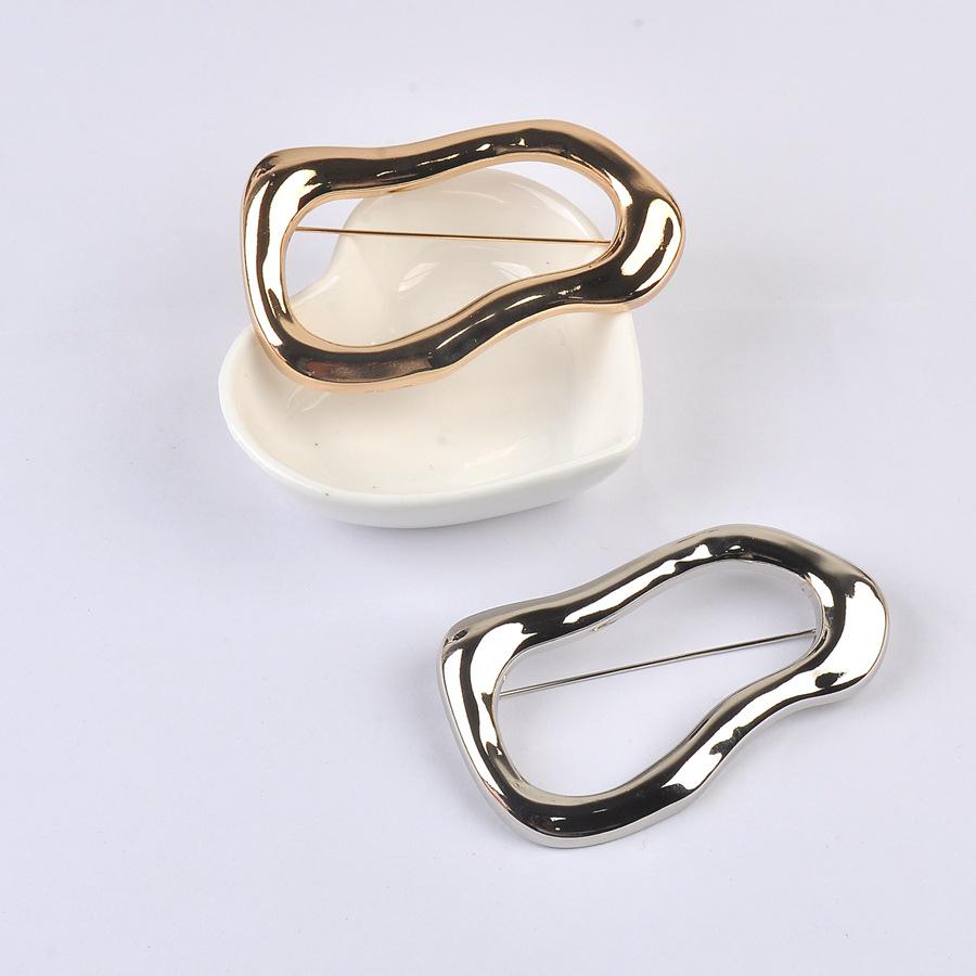 Geometric Oval Brooch for Autumn/Winter: Elegant and Smooth Design