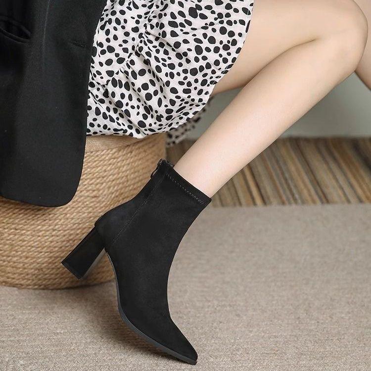 

Женские ботильоны из натуральной замши на массивном каблуке - Острый носок, Приталенный дизайн, Коллекция Осень/Зима 2025 40