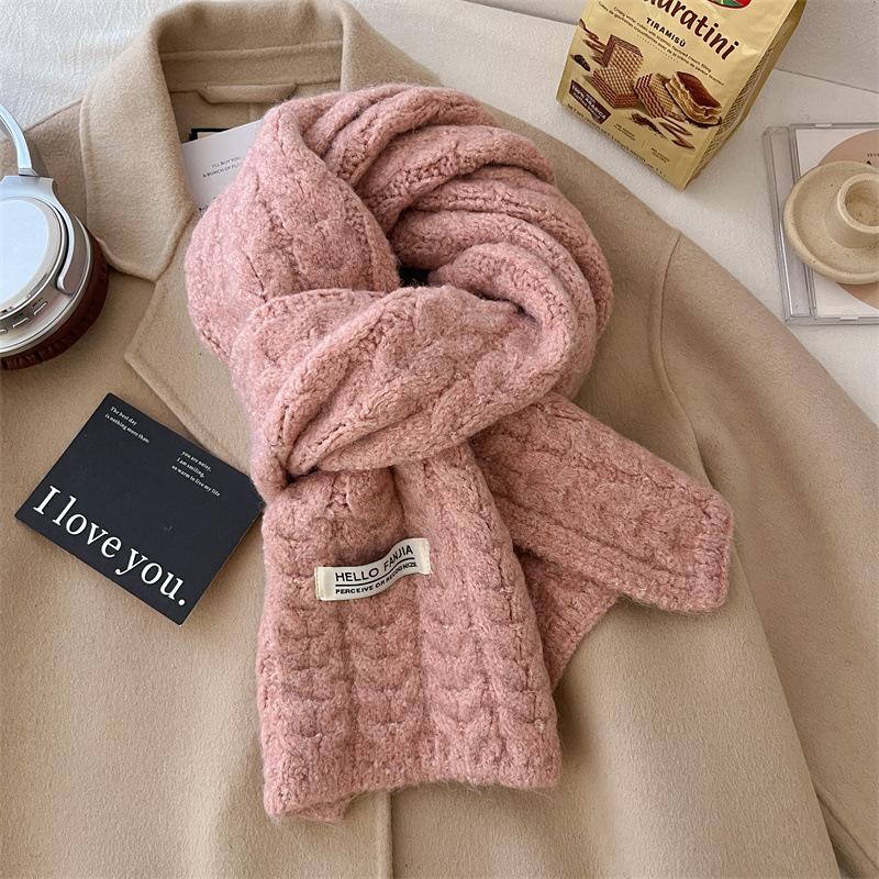 Small twist is a new scarf for women in autumn and winter. It is warm and versatile outside in winter. Solid color knitted neck protection scarf.