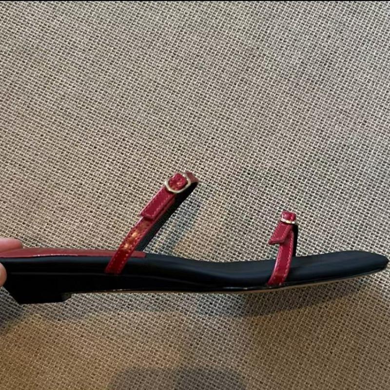 Móda 2025 Nové letní nošení Červené sandály na nízkém podpatku Dámské nazouvací Čtvercová špička Tenký pásek Otevřená špička Nazouvací pantofle