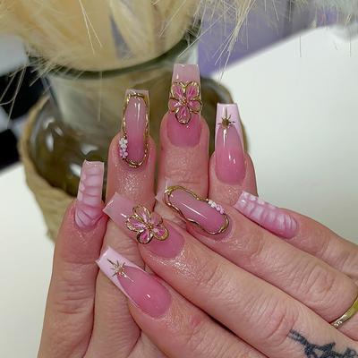 Künstliche Nägel Süße, tragbare Nagelstücke Dreidimensionale Blumen Französische künstliche Nägel Einfache, abnehmbare Nagelstücke 24 Stück