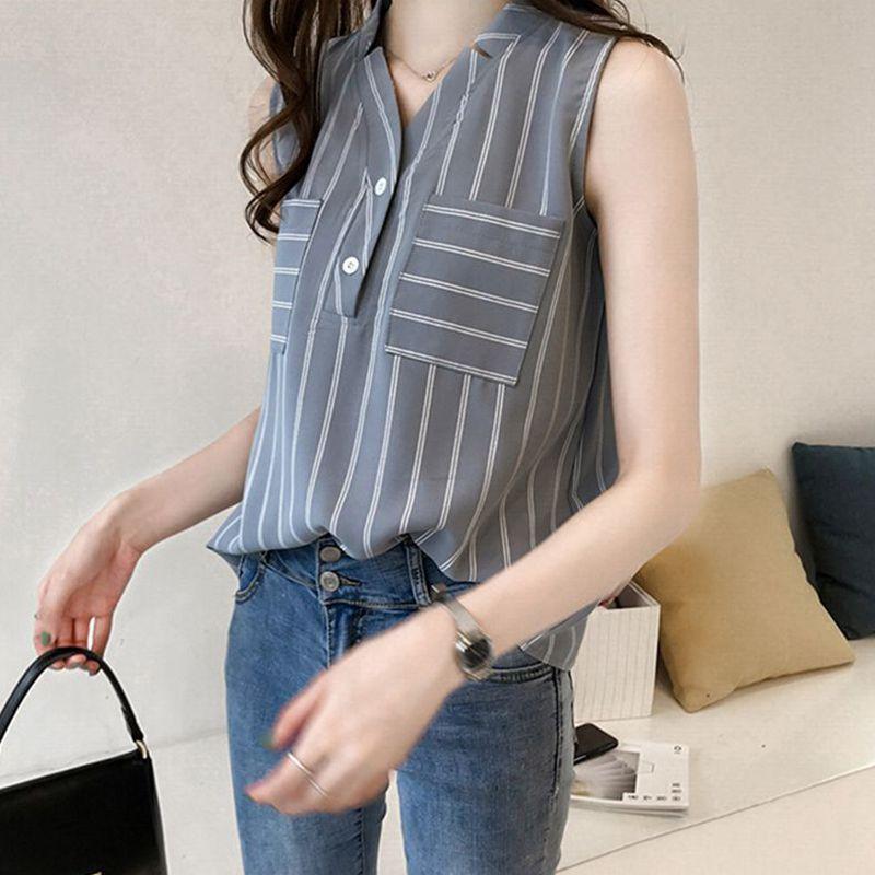 Dámská vesta s výstřihem do V a jednořadým zapínáním na knoflíky, košile s pruhovaným potiskem, plisovaná bez rukávů, slim střih, šifonové topy