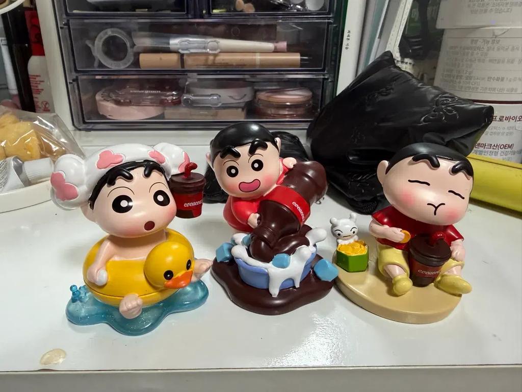 A set of 3 figures that can't be changed.