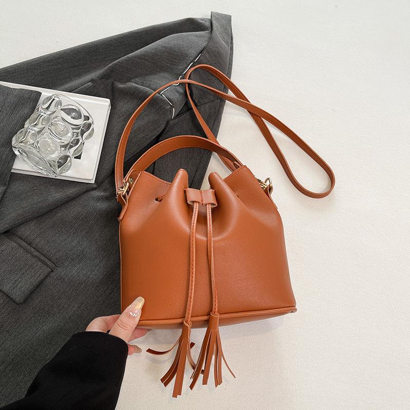 Pumped Bucket Bag 2025 Spring and Summer, This Year's Popular Solid Color Retro Women's Bag Simple and Versatile Single Shoulder Messenger Bag Tide